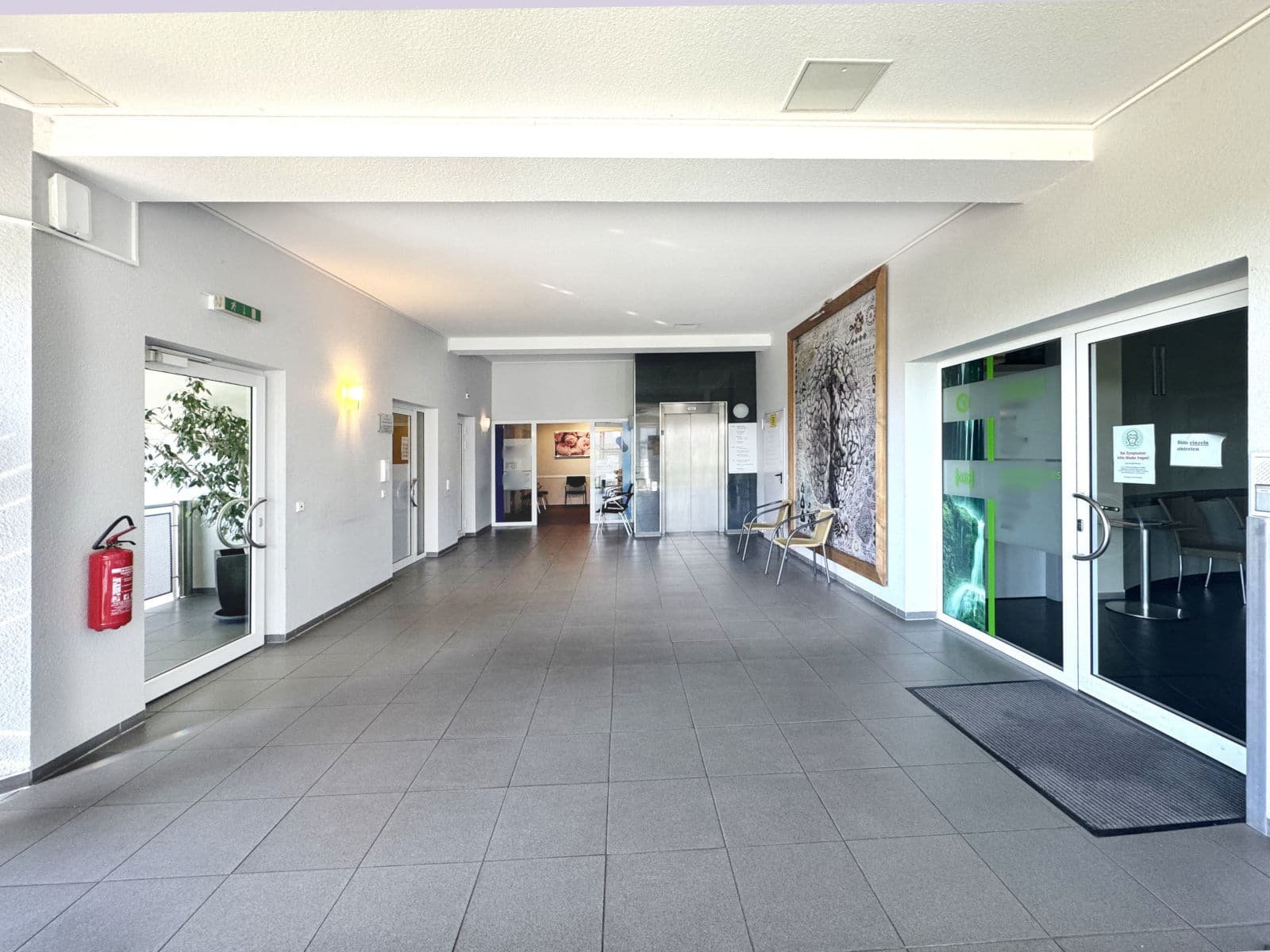 Wertermittlung verkleinert 2.OG Foyer_hell Bild des Foyers eines Ärztehauses