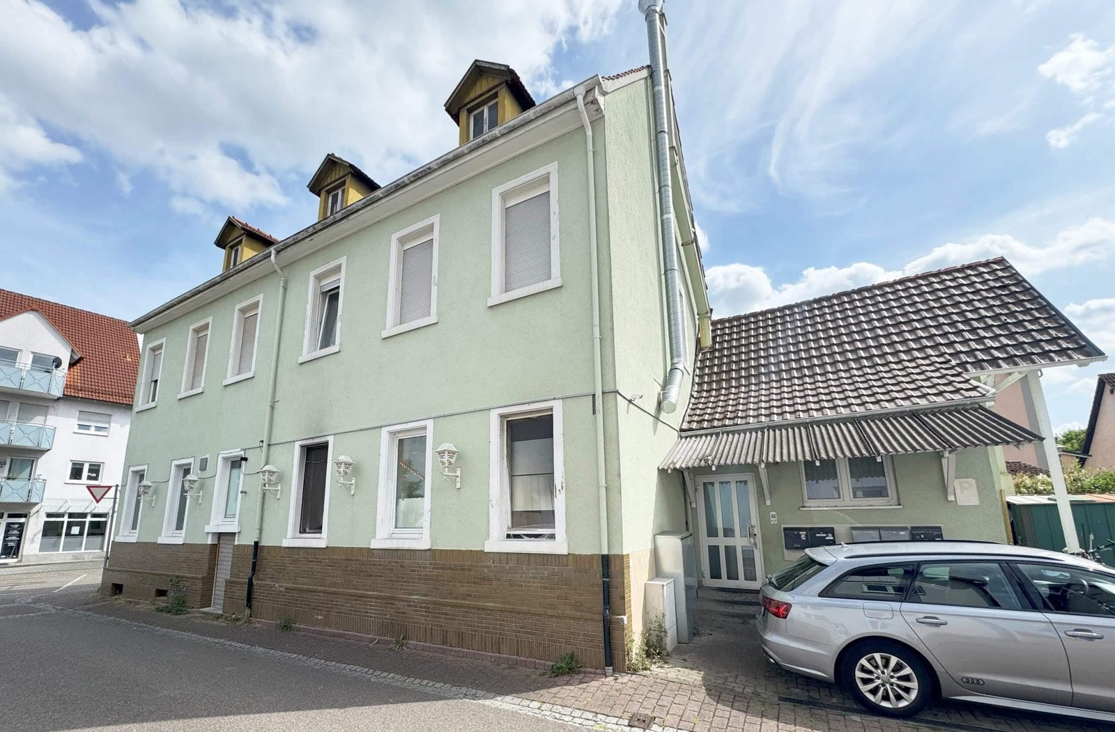 Wohn- & Geschäftshaus erfolgreich verkauft Verkauftes Wohn- und Geschäftshaus mit Ausbaupotenzial – Erfolgreicher Verkauf zum Top-Preis in 4 Monaten