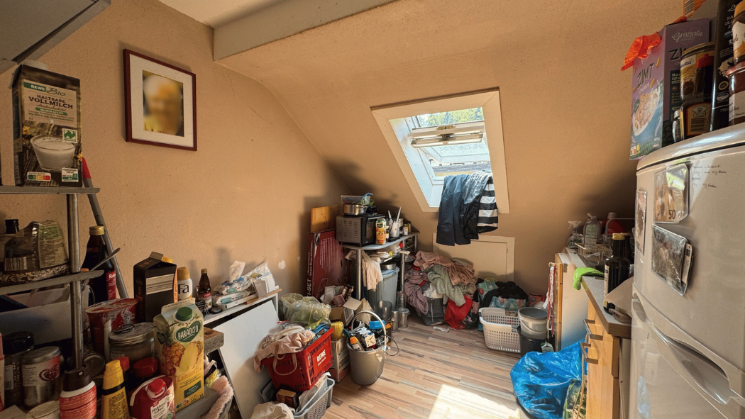 Immofoto Schlafzimmer Landau vorher Immobilie verkaufen.