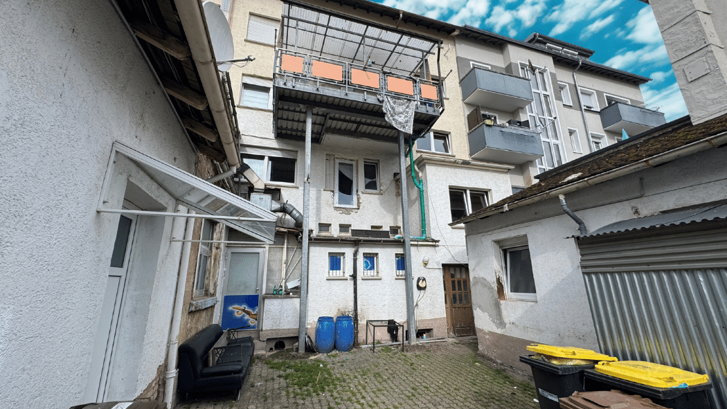 Immofoto Schlafzimmer Landau vorher Immobilie verkaufen.